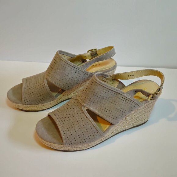 Liz Claiborne Tan Wedges Size 7.5 - Picture 1 of 8